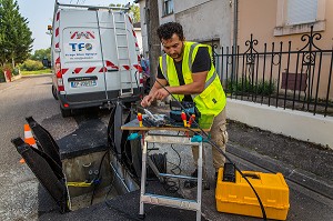 POSE D'UN RESEAU INTERNET DE FIBRE OPTIQUE, FRANCE 