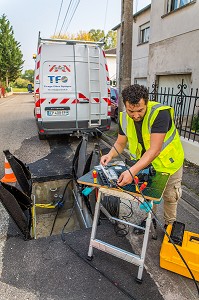 - POSE D'UN RESEAU INTERNET DE FIBRE OPTIQUE, FRANCE 