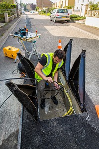 POSE D'UN RESEAU INTERNET DE FIBRE OPTIQUE, FRANCE 