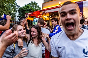 SCENE DE LIESSE APRES LA VICTOIRE DE L'EQUIPE DE FRANCE DE FOOTBALL EN DEMI FINALE DE LA COUPE DU MONDE 2018, FRANCE - BELGIQUE, BOULEVARD SAINT GERMAIN, PARIS, FRANCE, EUROPE 