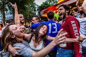 SCENE DE LIESSE APRES LA VICTOIRE DE L'EQUIPE DE FRANCE DE FOOTBALL EN DEMI FINALE DE LA COUPE DU MONDE 2018, FRANCE - BELGIQUE, BOULEVARD SAINT GERMAIN, PARIS, FRANCE, EUROPE 