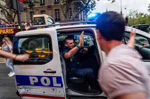 SUPPORTER ET POLICIERS FRATERNISENT, SCENE DE LIESSE APRES LA VICTOIRE DE L'EQUIPE DE FRANCE DE FOOTBALL EN DEMI FINALE DE LA COUPE DU MONDE 2018, FRANCE - BELGIQUE, PARIS, FRANCE, EUROPE 
