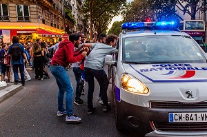 SUPPORTER ET POLICIERS FRATERNISENT, SCENE DE LIESSE APRES LA VICTOIRE DE L'EQUIPE DE FRANCE DE FOOTBALL EN DEMI FINALE DE LA COUPE DU MONDE 2018, FRANCE - BELGIQUE, PARIS, FRANCE, EUROPE 