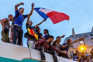 SUPPORTERS SUR UN BUS DE LA RATP, SCENE DE LIESSE APRES LA VICTOIRE DE L'EQUIPE DE FRANCE DE FOOTBALL EN DEMI FINALE, FRANCE - BELGIQUE, PLACE SAINT MICHEL, PARIS, FRANCE, EUROPE 