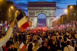 SCENE DE LIESSE APRES LA VICTOIRE DE L'EQUIPE DE FRANCE DE FOOTBALL EN DEMI FINALE, FRANCE - BELGIQUE, CHAMPS ELYSEES, PARIS, FRANCE, EUROPE 