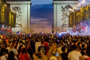 SCENE DE LIESSE APRES LA VICTOIRE DE L'EQUIPE DE FRANCE DE FOOTBALL EN DEMI FINALE, FRANCE - BELGIQUE, CHAMPS ELYSEES, PARIS, FRANCE, EUROPE 