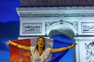 SCENE DE LIESSE APRES LA VICTOIRE DE L'EQUIPE DE FRANCE DE FOOTBALL EN DEMI FINALE, FRANCE - BELGIQUE, CHAMPS ELYSEES, PARIS, FRANCE, EUROPE 