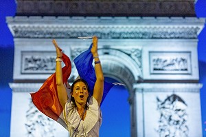 SCENE DE LIESSE APRES LA VICTOIRE DE L'EQUIPE DE FRANCE DE FOOTBALL EN DEMI FINALE, FRANCE - BELGIQUE, CHAMPS ELYSEES, PARIS, FRANCE, EUROPE 