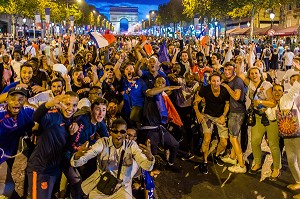 SCENE DE LIESSE APRES LA VICTOIRE DE L'EQUIPE DE FRANCE DE FOOTBALL EN DEMI FINALE, FRANCE - BELGIQUE, CHAMPS ELYSEES, PARIS, FRANCE, EUROPE 