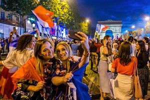 SCENE DE LIESSE APRES LA VICTOIRE DE L'EQUIPE DE FRANCE DE FOOTBALL EN DEMI FINALE, FRANCE - BELGIQUE, CHAMPS ELYSEES, PARIS, FRANCE, EUROPE 