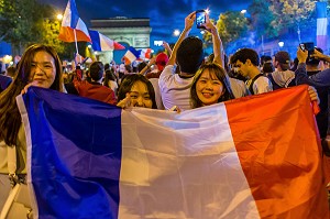 SCENE DE LIESSE APRES LA VICTOIRE DE L'EQUIPE DE FRANCE DE FOOTBALL EN DEMI FINALE, FRANCE - BELGIQUE, CHAMPS ELYSEES, PARIS, FRANCE, EUROPE 