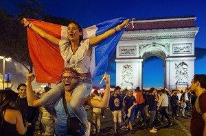 SCENE DE LIESSE APRES LA VICTOIRE DE L'EQUIPE DE FRANCE DE FOOTBALL EN DEMI FINALE, FRANCE - BELGIQUE, CHAMPS ELYSEES, PARIS, FRANCE, EUROPE 