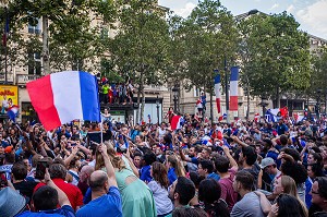 SCENE DE LIESSE APRES LA VICTOIRE DE L'EQUIPE DE FRANCE DE FOOTBALL EN FINALE DE LA COUPE DU MONDE, FRANCE - CROATIE, PARIS, FRANCE, EUROPE 