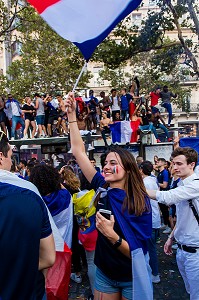 SCENE DE LIESSE APRES LA VICTOIRE DE L'EQUIPE DE FRANCE DE FOOTBALL EN FINALE DE LA COUPE DU MONDE, FRANCE - CROATIE, PARIS, FRANCE, EUROPE 