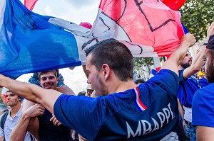 SCENE DE LIESSE APRES LA VICTOIRE DE L'EQUIPE DE FRANCE DE FOOTBALL EN FINALE DE LA COUPE DU MONDE, FRANCE - CROATIE, PARIS, FRANCE, EUROPE 