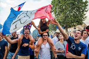 SCENE DE LIESSE APRES LA VICTOIRE DE L'EQUIPE DE FRANCE DE FOOTBALL EN FINALE DE LA COUPE DU MONDE, FRANCE - CROATIE, PARIS, FRANCE, EUROPE 