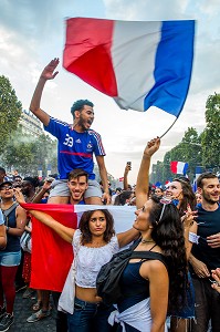 SCENE DE LIESSE APRES LA VICTOIRE DE L'EQUIPE DE FRANCE DE FOOTBALL EN FINALE DE LA COUPE DU MONDE, FRANCE - CROATIE, PARIS, FRANCE, EUROPE 