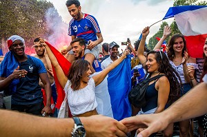 SCENE DE LIESSE APRES LA VICTOIRE DE L'EQUIPE DE FRANCE DE FOOTBALL EN FINALE DE LA COUPE DU MONDE, FRANCE - CROATIE, PARIS, FRANCE, EUROPE 