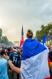 SCENE DE LIESSE APRES LA VICTOIRE DE L'EQUIPE DE FRANCE DE FOOTBALL EN FINALE DE LA COUPE DU MONDE, FRANCE - CROATIE, PARIS, FRANCE, EUROPE 