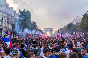 SCENE DE LIESSE APRES LA VICTOIRE DE L'EQUIPE DE FRANCE DE FOOTBALL EN FINALE DE LA COUPE DU MONDE, FRANCE - CROATIE, PARIS, FRANCE, EUROPE 