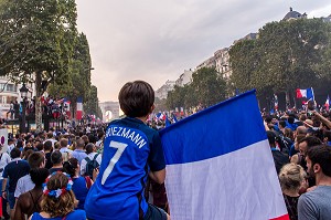 SCENE DE LIESSE APRES LA VICTOIRE DE L'EQUIPE DE FRANCE DE FOOTBALL EN FINALE DE LA COUPE DU MONDE, FRANCE - CROATIE, PARIS, FRANCE, EUROPE 