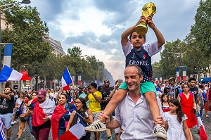 SCENE DE LIESSE APRES LA VICTOIRE DE L'EQUIPE DE FRANCE DE FOOTBALL EN FINALE DE LA COUPE DU MONDE, FRANCE - CROATIE, PARIS, FRANCE, EUROPE 