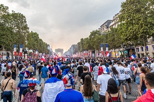 SCENE DE LIESSE APRES LA VICTOIRE DE L'EQUIPE DE FRANCE DE FOOTBALL EN FINALE DE LA COUPE DU MONDE, FRANCE - CROATIE, PARIS, FRANCE, EUROPE 