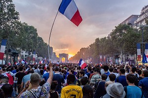 SCENE DE LIESSE APRES LA VICTOIRE DE L'EQUIPE DE FRANCE DE FOOTBALL EN FINALE DE LA COUPE DU MONDE, FRANCE - CROATIE, PARIS, FRANCE, EUROPE 