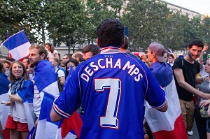 SCENE DE LIESSE APRES LA VICTOIRE DE L'EQUIPE DE FRANCE DE FOOTBALL EN FINALE DE LA COUPE DU MONDE, FRANCE - CROATIE, PARIS, FRANCE, EUROPE 