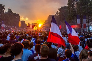 SCENE DE LIESSE APRES LA VICTOIRE DE L'EQUIPE DE FRANCE DE FOOTBALL EN FINALE DE LA COUPE DU MONDE, FRANCE - CROATIE, PARIS, FRANCE, EUROPE 