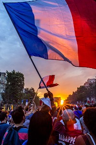 SCENE DE LIESSE APRES LA VICTOIRE DE L'EQUIPE DE FRANCE DE FOOTBALL EN FINALE DE LA COUPE DU MONDE, FRANCE - CROATIE, PARIS, FRANCE, EUROPE 