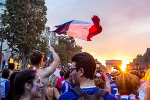 SCENE DE LIESSE APRES LA VICTOIRE DE L'EQUIPE DE FRANCE DE FOOTBALL EN FINALE DE LA COUPE DU MONDE, FRANCE - CROATIE, PARIS, FRANCE, EUROPE 