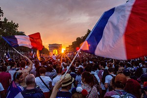 SCENE DE LIESSE APRES LA VICTOIRE DE L'EQUIPE DE FRANCE DE FOOTBALL EN FINALE DE LA COUPE DU MONDE, FRANCE - CROATIE, PARIS, FRANCE, EUROPE 