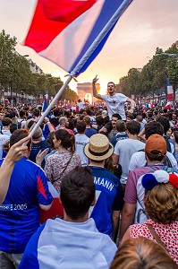 SCENE DE LIESSE APRES LA VICTOIRE DE L'EQUIPE DE FRANCE DE FOOTBALL EN FINALE DE LA COUPE DU MONDE, FRANCE - CROATIE, PARIS, FRANCE, EUROPE 