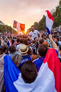 SCENE DE LIESSE APRES LA VICTOIRE DE L'EQUIPE DE FRANCE DE FOOTBALL EN FINALE DE LA COUPE DU MONDE, FRANCE - CROATIE, PARIS, FRANCE, EUROPE 