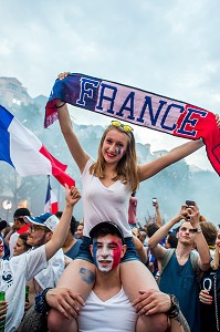 SCENE DE LIESSE APRES LA VICTOIRE DE L'EQUIPE DE FRANCE DE FOOTBALL EN FINALE DE LA COUPE DU MONDE, FRANCE - CROATIE, PARIS, FRANCE, EUROPE 