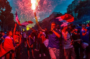 SCENE DE LIESSE APRES LA VICTOIRE DE L'EQUIPE DE FRANCE DE FOOTBALL EN FINALE DE LA COUPE DU MONDE, FRANCE - CROATIE, PARIS, FRANCE, EUROPE 