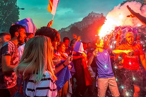 SCENE DE LIESSE APRES LA VICTOIRE DE L'EQUIPE DE FRANCE DE FOOTBALL EN FINALE DE LA COUPE DU MONDE, FRANCE - CROATIE, PARIS, FRANCE, EUROPE 