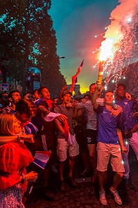 SCENE DE LIESSE APRES LA VICTOIRE DE L'EQUIPE DE FRANCE DE FOOTBALL EN FINALE DE LA COUPE DU MONDE, FRANCE - CROATIE, PARIS, FRANCE, EUROPE 