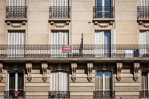 PANNEAU VENDU SUR IMMEUBLE HAUSSMANIEN, BOULEVARD RASPAIL, PARIS, 14EME ARRONDISSEMENT, FRANCE, EUROPE 