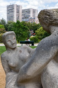 COUPLE D'AMOUREUX ET SCULPTURE GROUPE DE BAIGNEUSE DE MORICE LIPSI, PARC MONTSOURIS, PARIS, 14EME ARRONDISSEMENT, FRANCE, EUROPE 