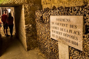 CRANES ET OSSEMENTS DANS LES CATACOMBES DE PARIS, 14E ARRONDISSEMENT, PARIS (75) 