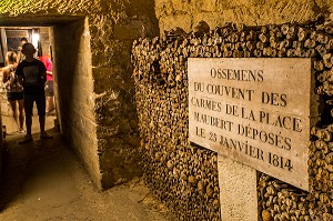 CRANES ET OSSEMENTS DANS LES CATACOMBES DE PARIS, 14E ARRONDISSEMENT, PARIS (75) 