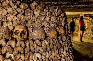 CRANES ET OSSEMENTS DANS LES CATACOMBES DE PARIS, 14E ARRONDISSEMENT, PARIS (75) 