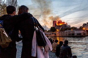 PARISIENS SUR LES BERGES DE LA SEINE ASSISTANTS A L'INCENDIE DE LA CATHEDRALE NOTRE DAME DE PARIS, PARIS, LE 15/04/19 