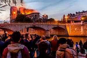 PARISIENS SUR LES BERGES DE LA SEINE ASSISTANTS A L'INCENDIE DE LA CATHEDRALE NOTRE DAME DE PARIS, PARIS, LE 15/04/19 