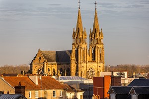 TOIT ET EGLISE DU SACREE COEUR, MOULINS, (03) ALLIER, AUVERGNE, AUVERGNE-RHONE-ALPES 