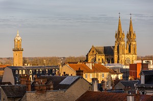 TOIT ET EGLISE DU SACREE COEUR, MOULINS, (03) ALLIER, AUVERGNE, AUVERGNE-RHONE-ALPES 