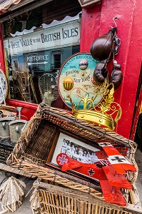 MAGASIN D'ANTIQUITES ALICE'S, RENDU CELEBRE PAR LES FILMS DE PADDINGTON, PORTOBELLO ROAD, PORTOBELLO MARKET, QUARTIER DE NOTTING HILL, LONDRES, ANGLETERRE 