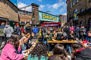 RESTAURANT DANS LA RUE, CAMDEN MARKET, LONDRES, ANGLETERRE 